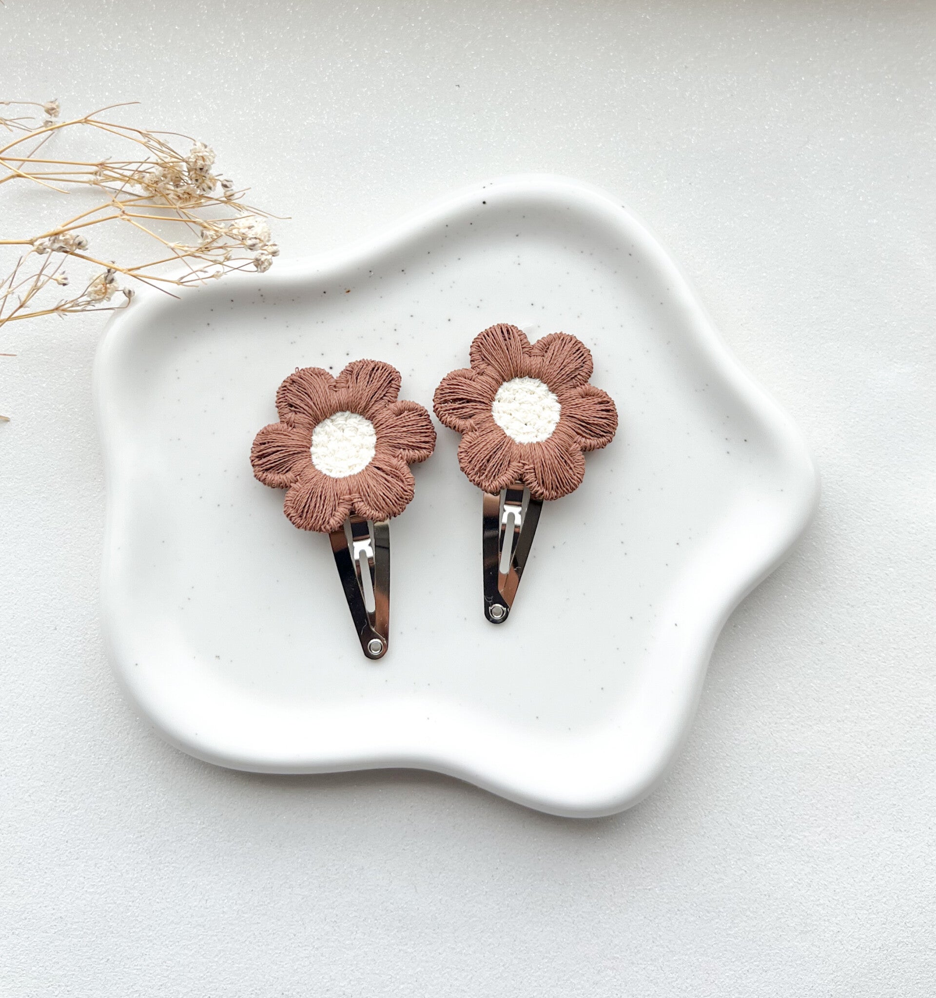 Klik-klak speldje Maeve - Bruin