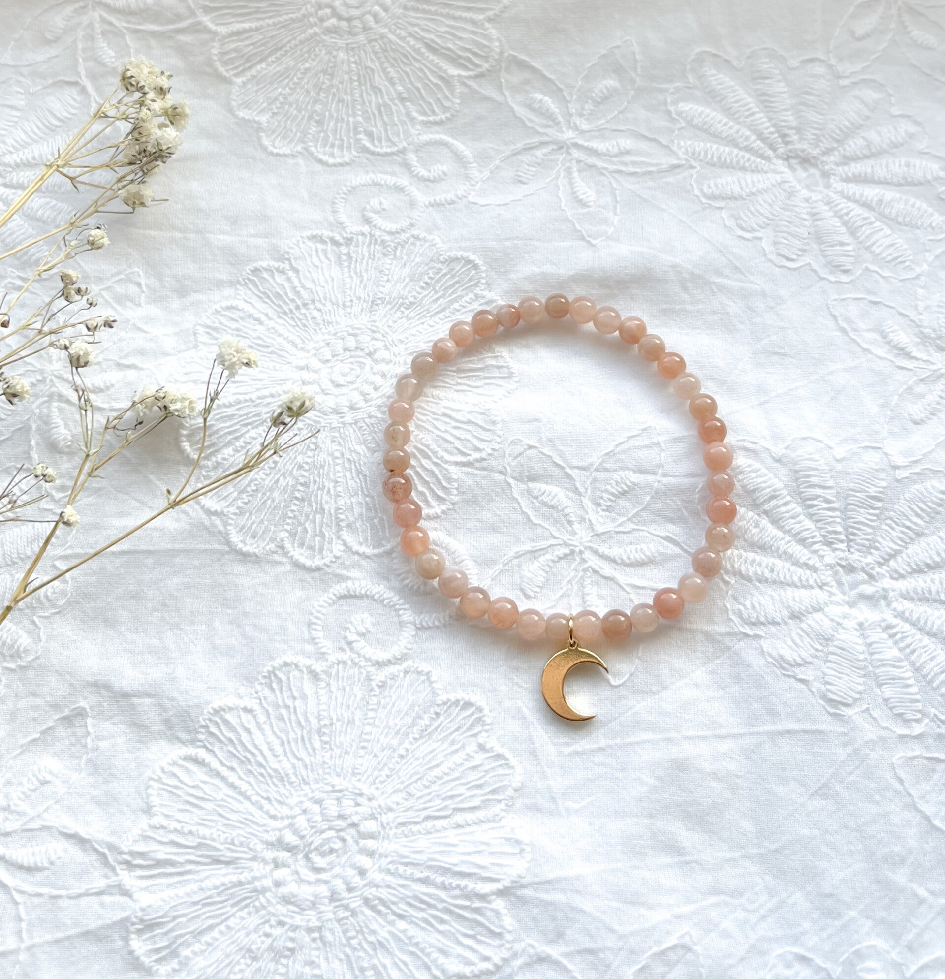 Maansteen armband met gouden maantje