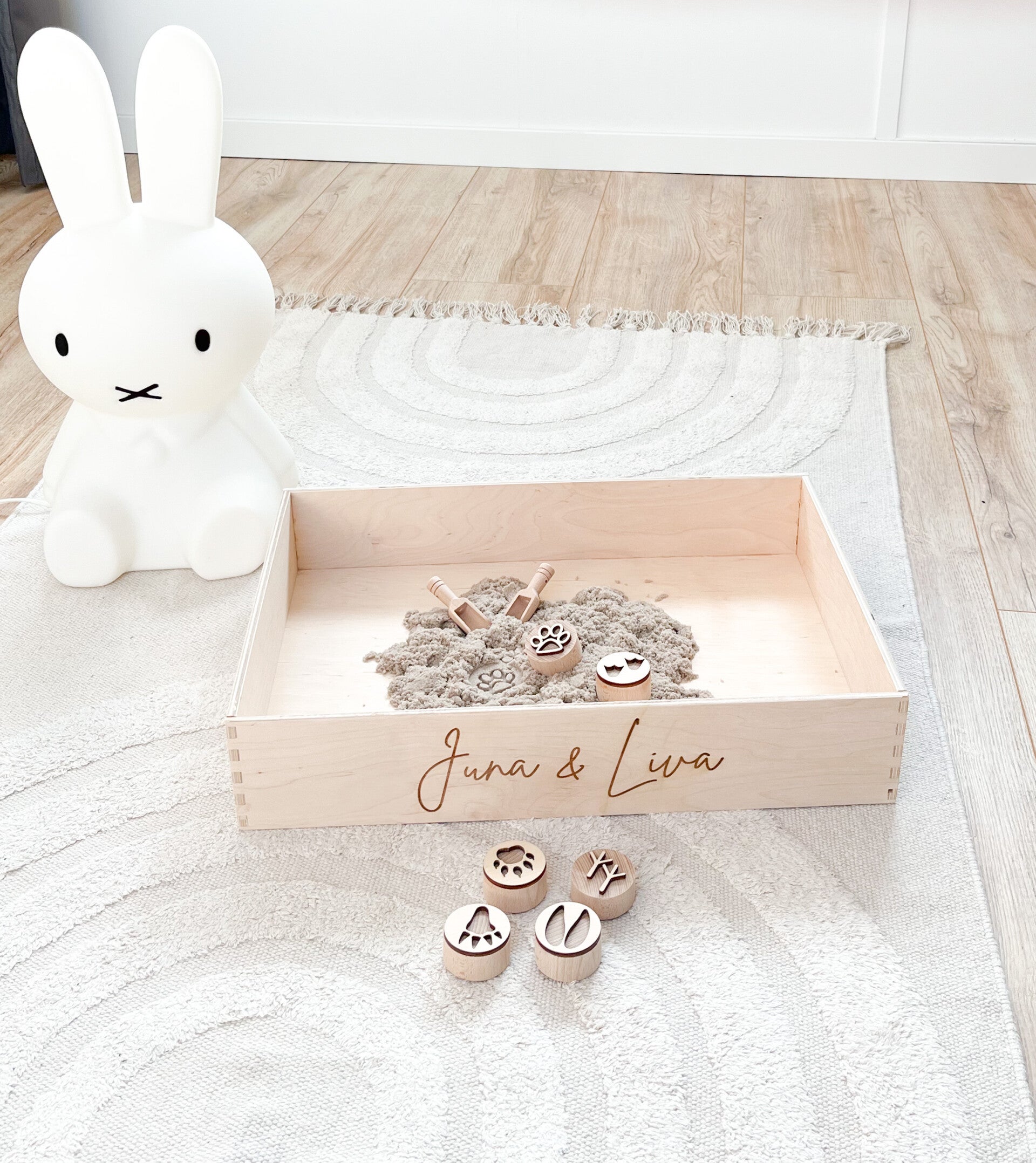 Gepersonaliseerde houten speelbak met deksel, kinetisch zand en schepjes