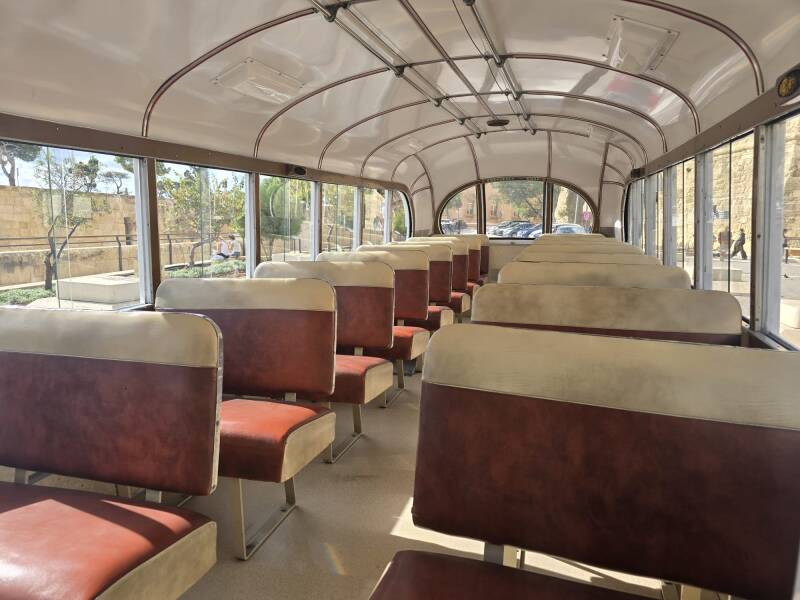 green-bus-bedford-spinola-5-standard.jpg