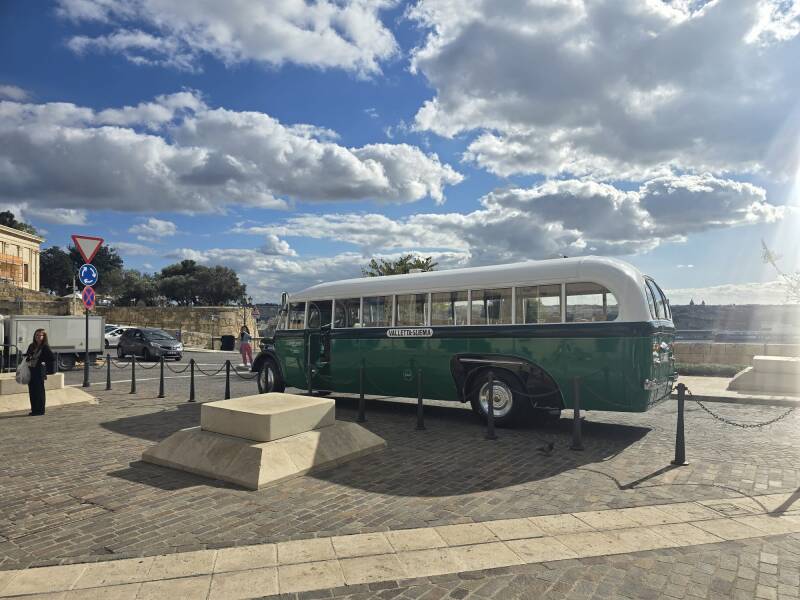 green-bus-bedford-spinola-6-standard.jpg