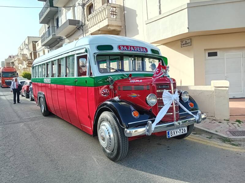 red-bus-bedford-zejtun-standard-pit9jy.jpg