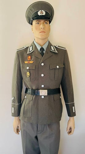 Trageweise Soldaten und Unteroffiziere auf Zeit / Trageweise uniformen ...