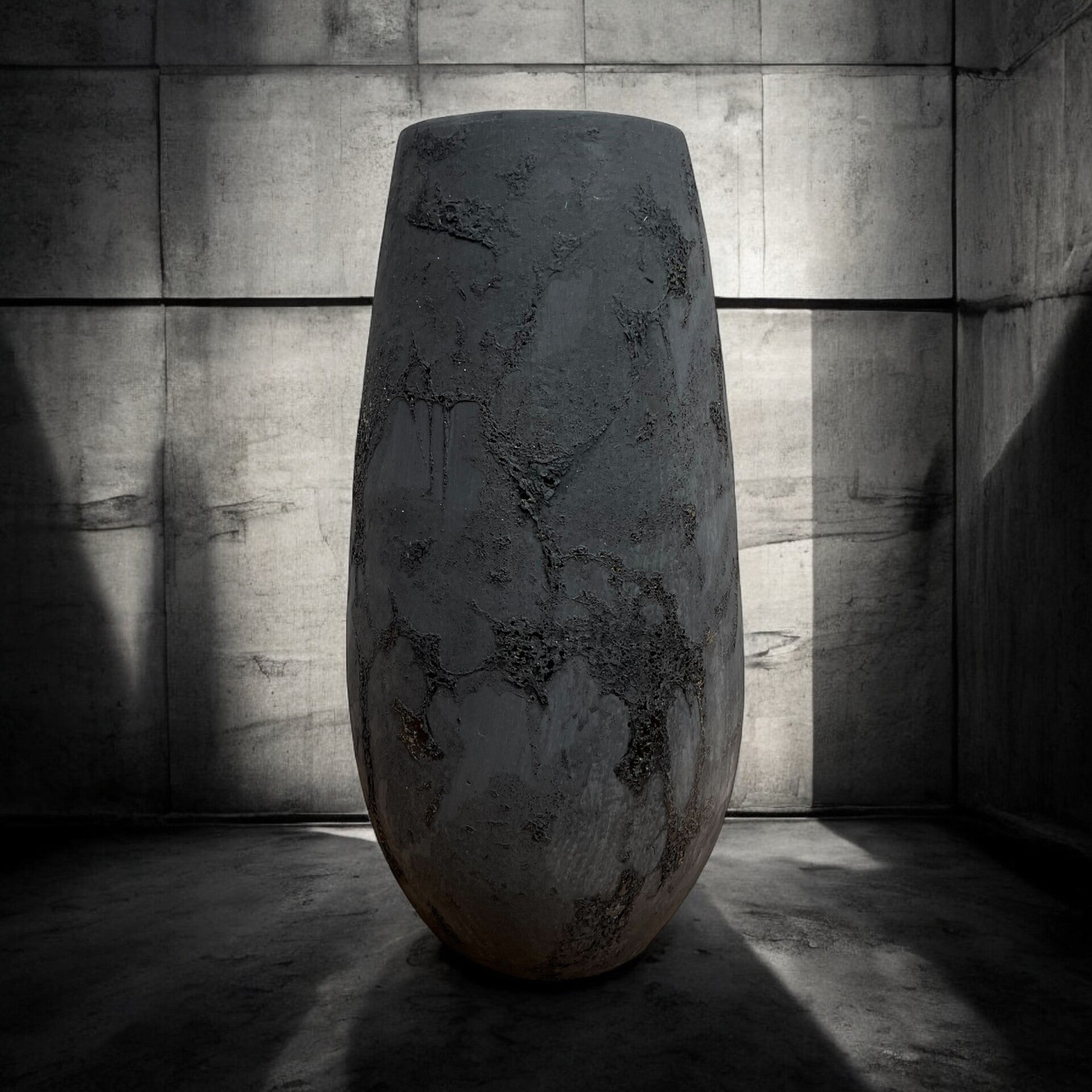 Stenen hoge vaas (L)  - Antique Black