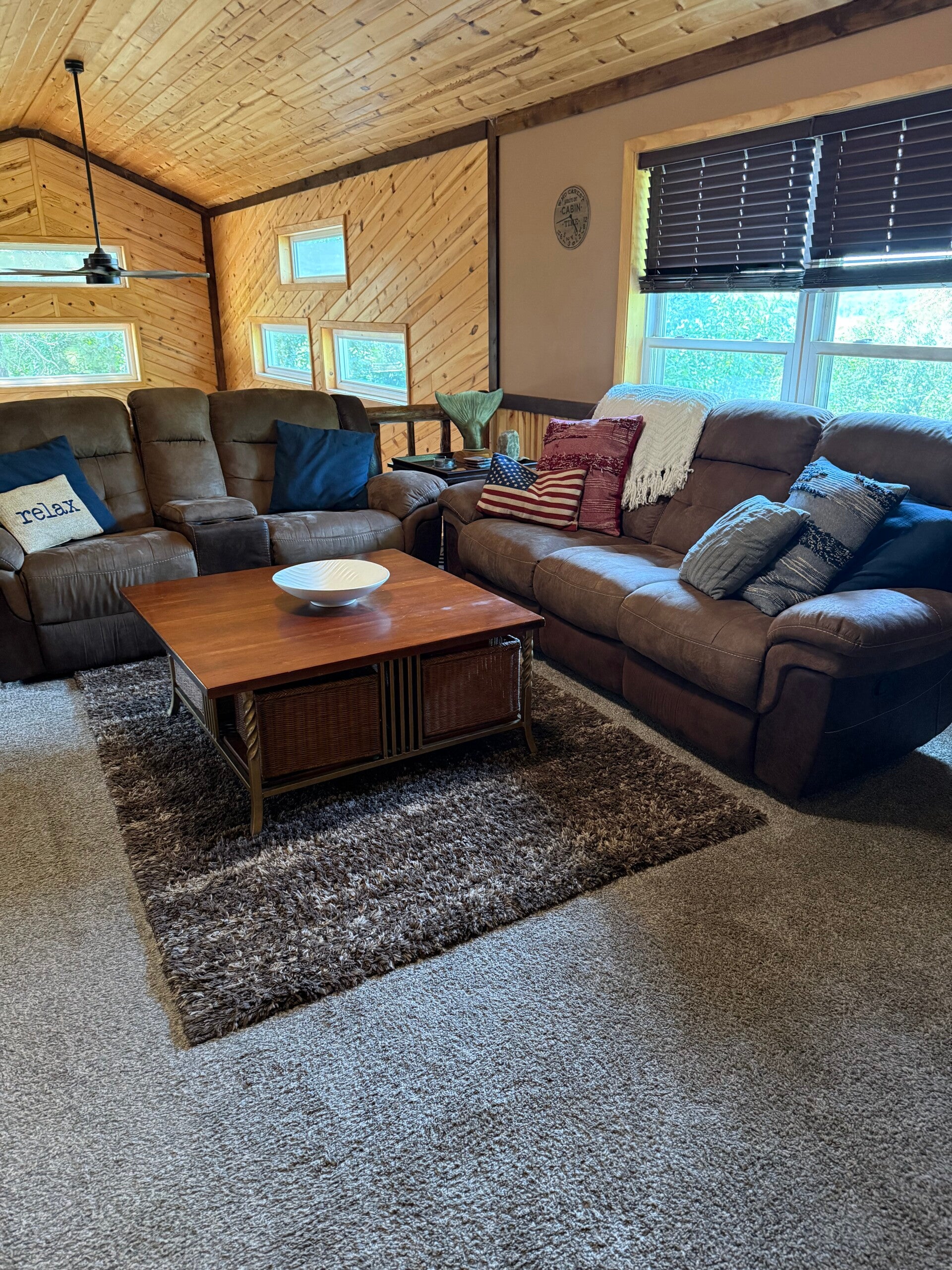 A lake home in Brainerd Lakes Area, Nisswa with a clean living room featuring clean carpet and furniture. Professionally cleaned. 