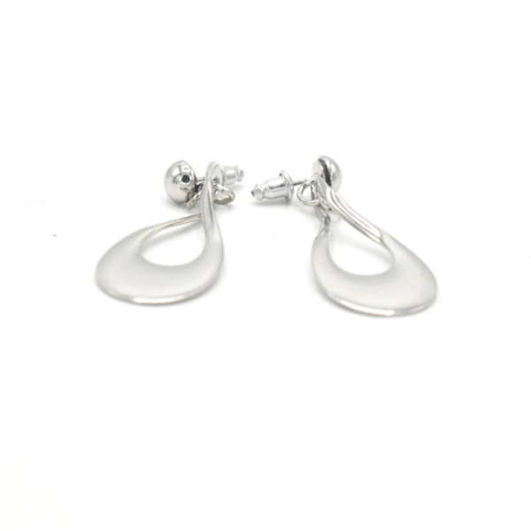 Metalen fantasie oor steker met dimensionale hanger en rodium plating.