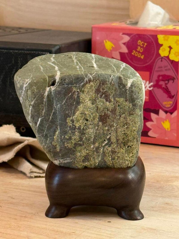 Serpentinite on Black Walnut