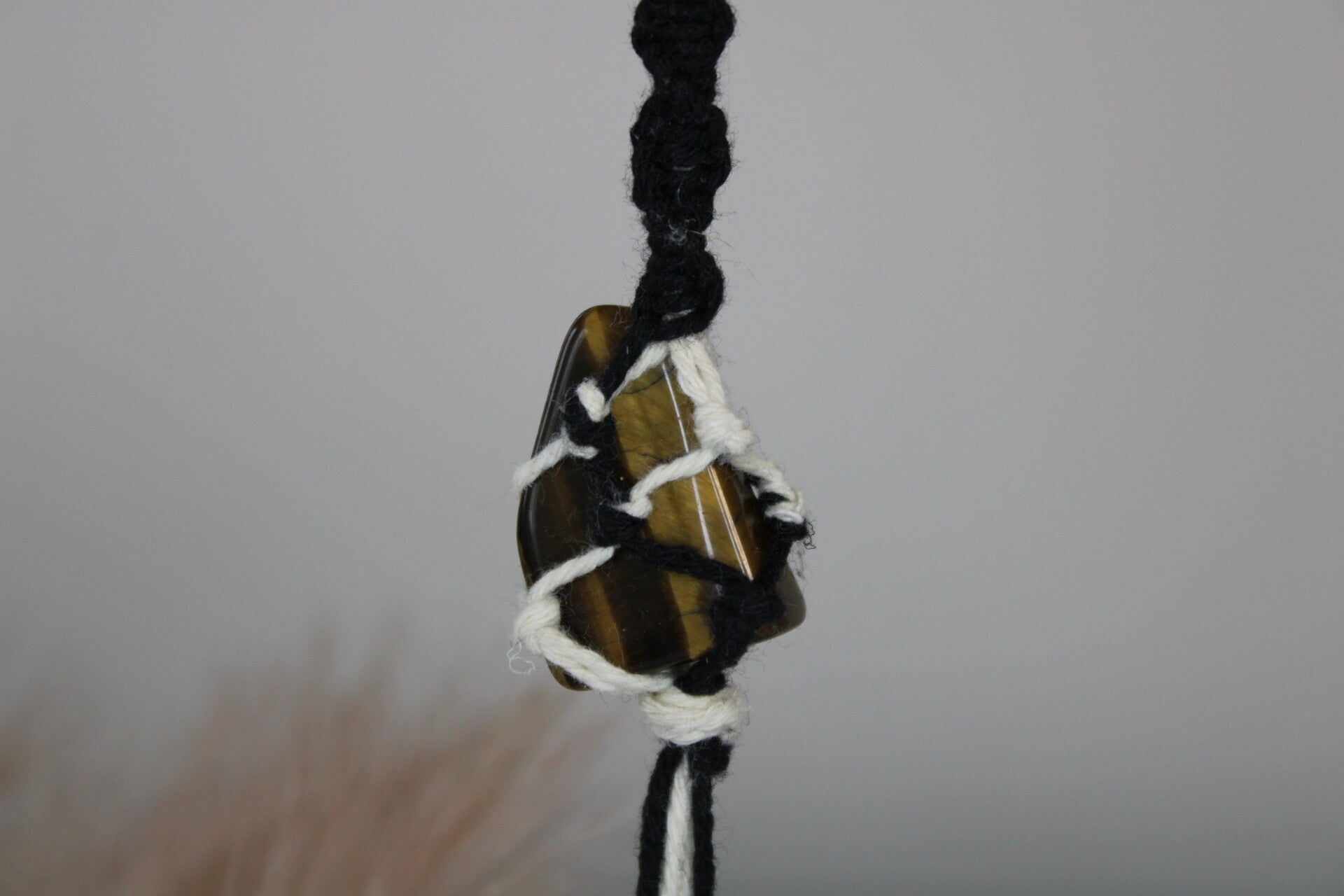 Tijgeroog macramé sleutelhanger nr 1