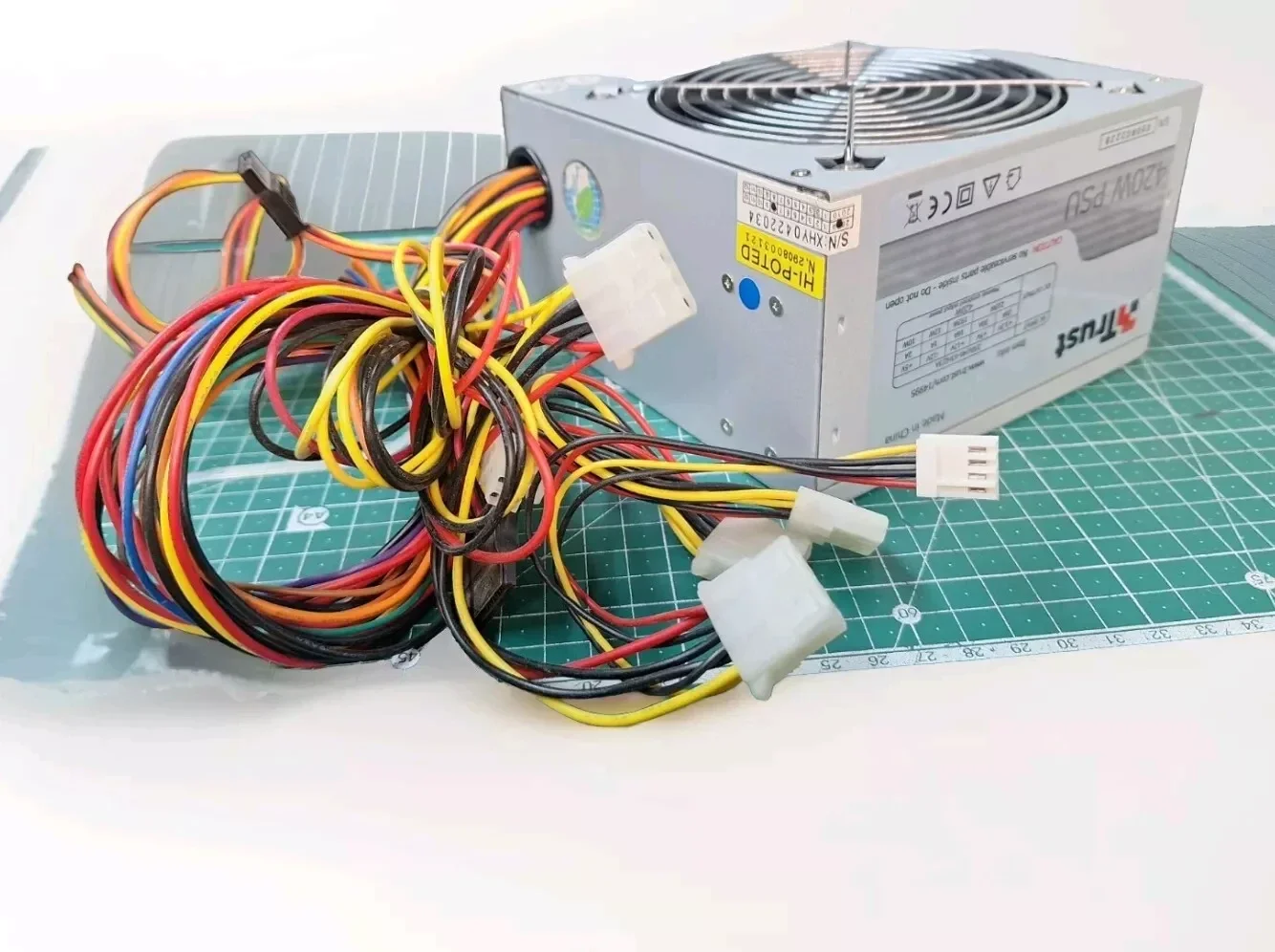 Alimentation PC ATX Trust 420W PSU 20/24 pins 4xSATA 4xMolex 2xFloppy testée