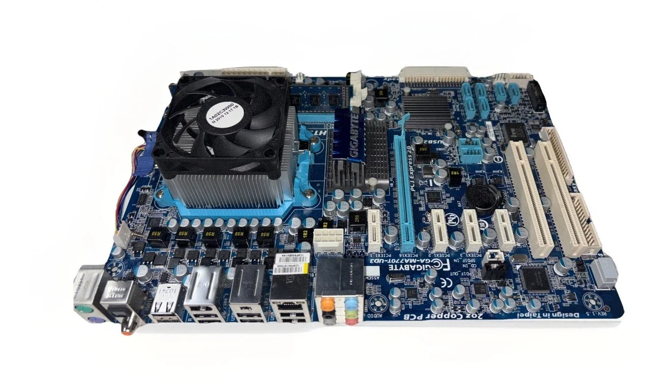 Carte mère Gigabyte GA-MA770T-UD3 + CPU Athlon II + 1Go RAM – Testée OK
