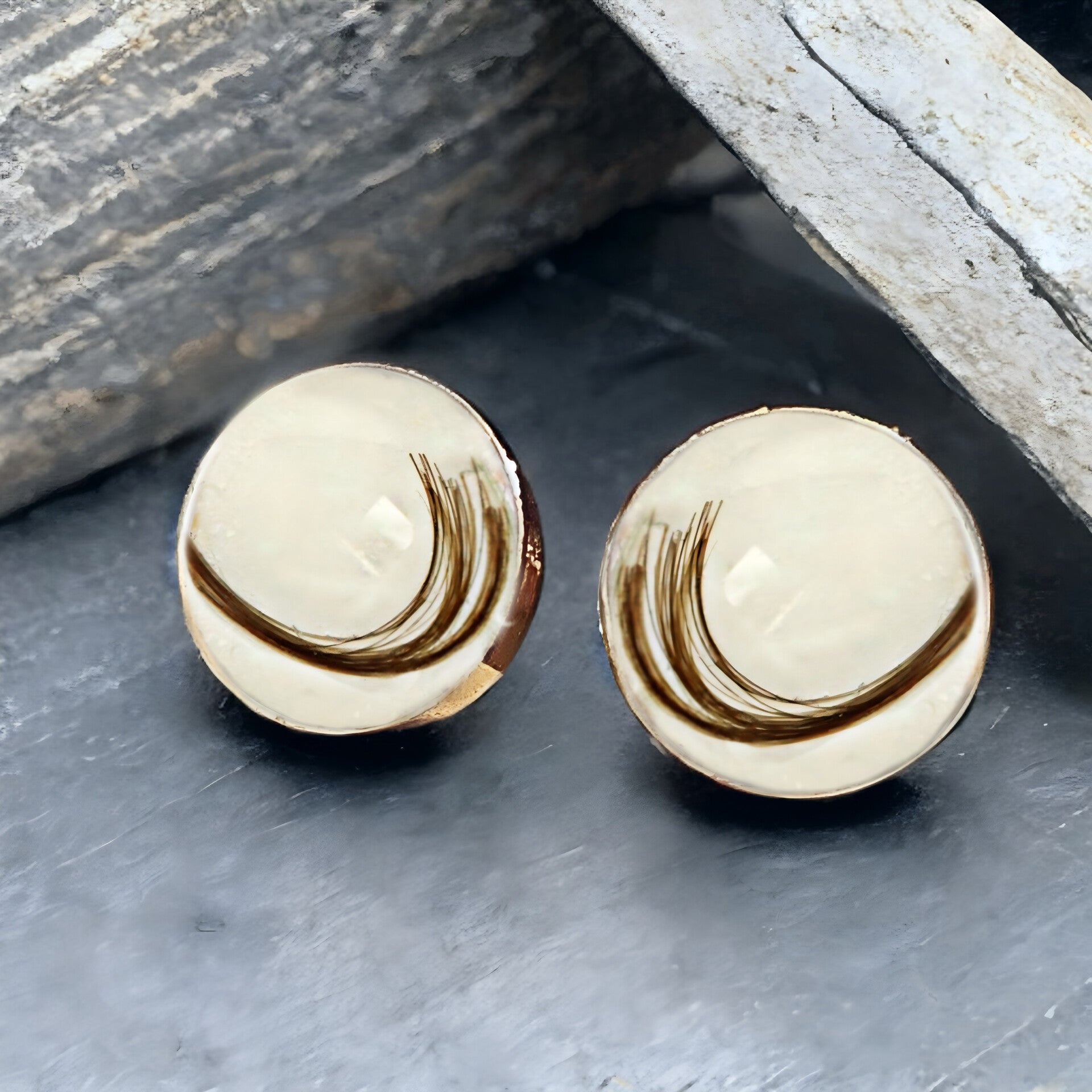 Runde Ohrringe befüllt mit Muttermilch mit Haaren