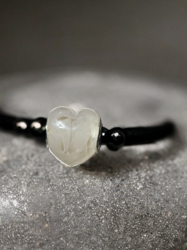 Herzförmige glatte Großlochperle mit Stoff