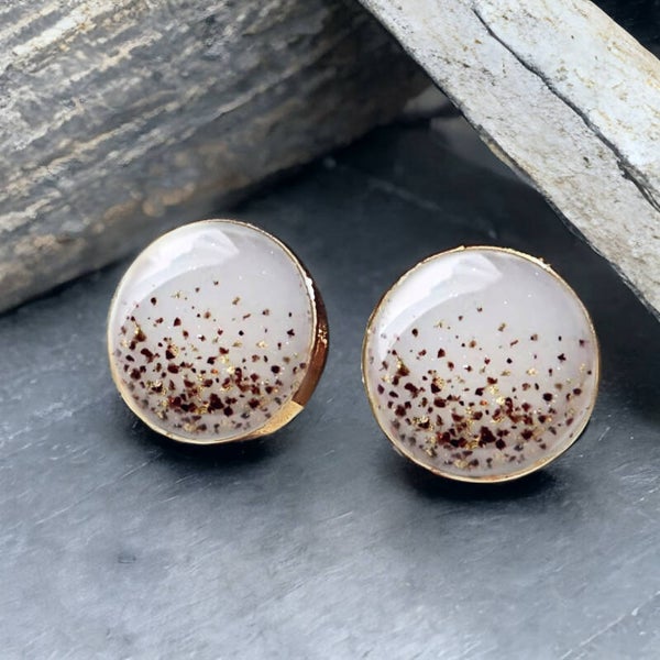 Runde Ohrringe befüllt mit Muttermilch mit Nabelschnurteilchen unterhalb