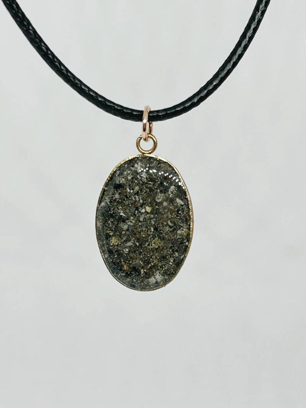 Ovaler Anhänger befüllt mit Asche