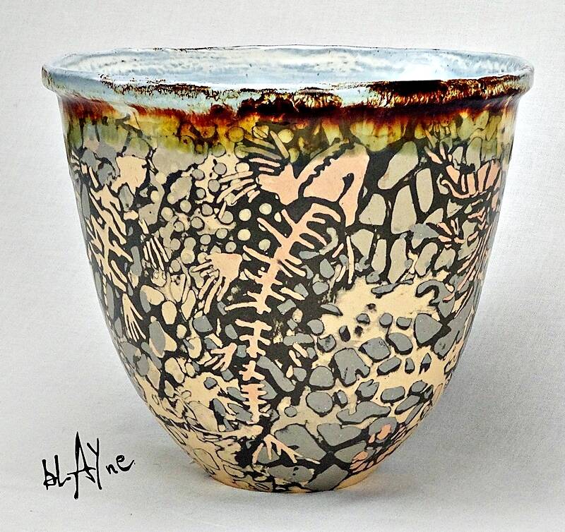 Slip[ mono on mold pot.