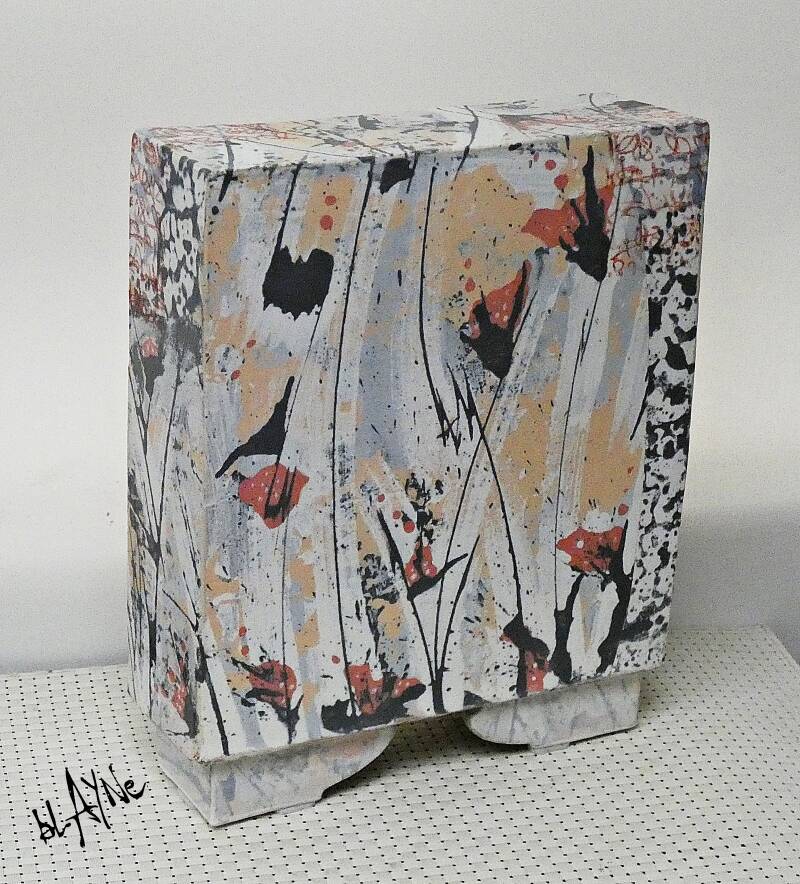 Slip decoration on slab.