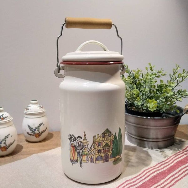 Pot à lait en tôle émaillée au décor alsacien