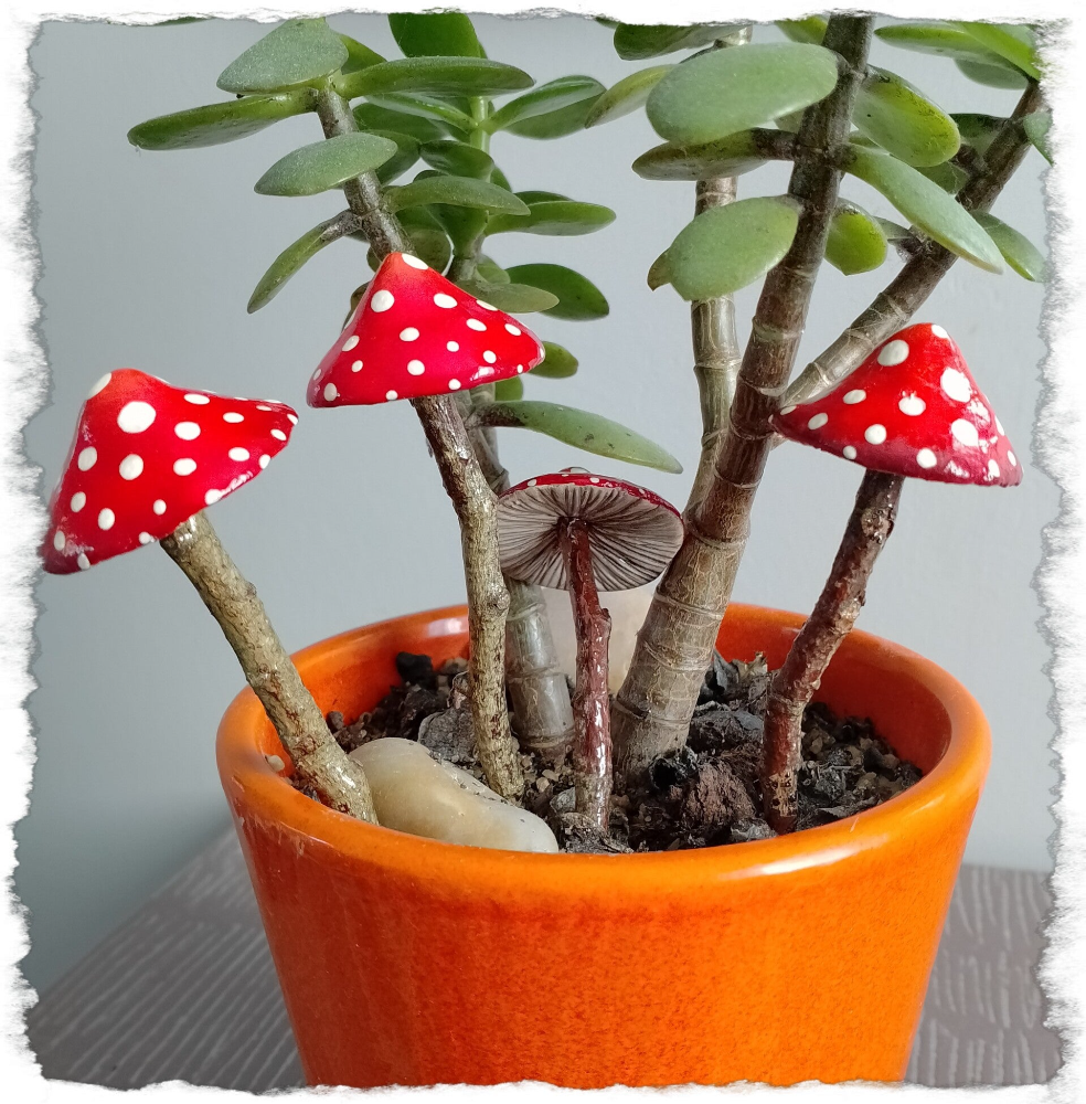 Champignons sur tige de bois réalisé en argile autodurcissante