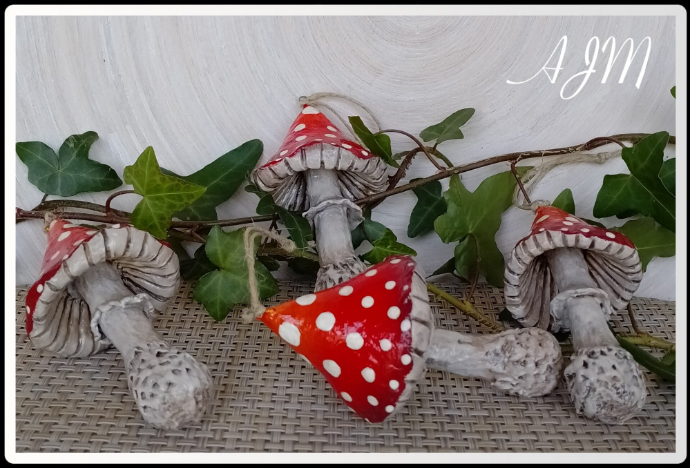 Champignons à suspendre en papier mâché