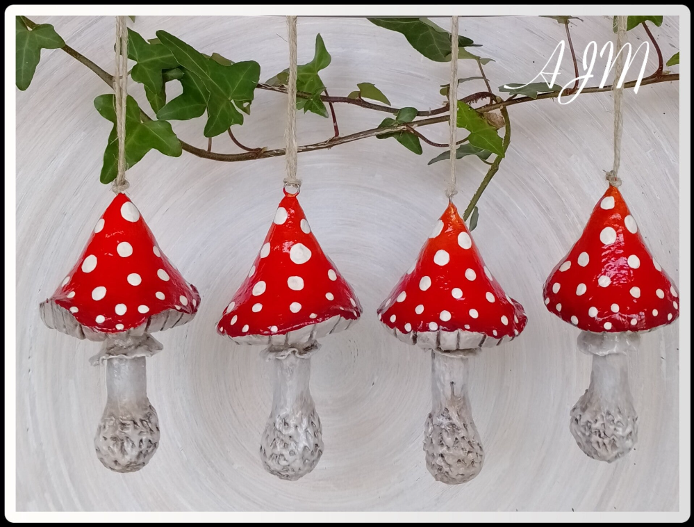 Champignons à suspendre en papier mâché