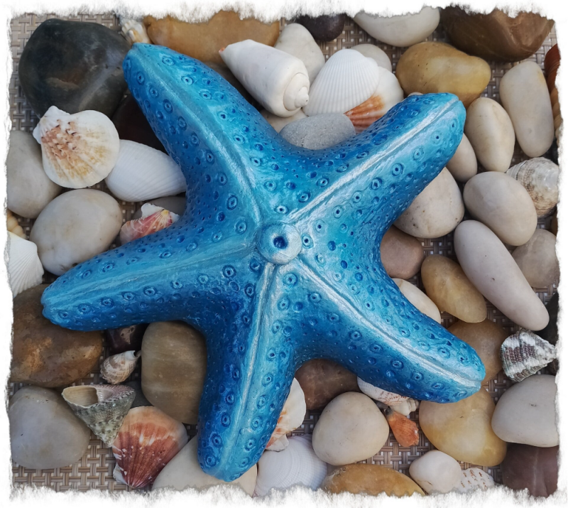 Etoiles de mer bleu irisé.  Réalisé en papier mâché, peint à l'acrylique et vernis