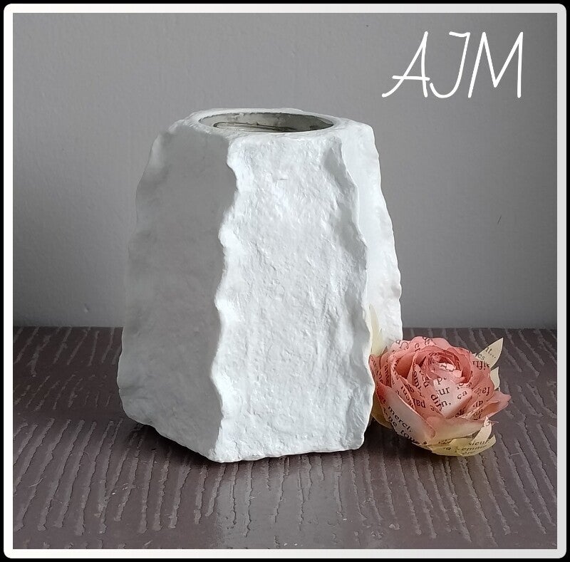 Vase blanc en papier mâché