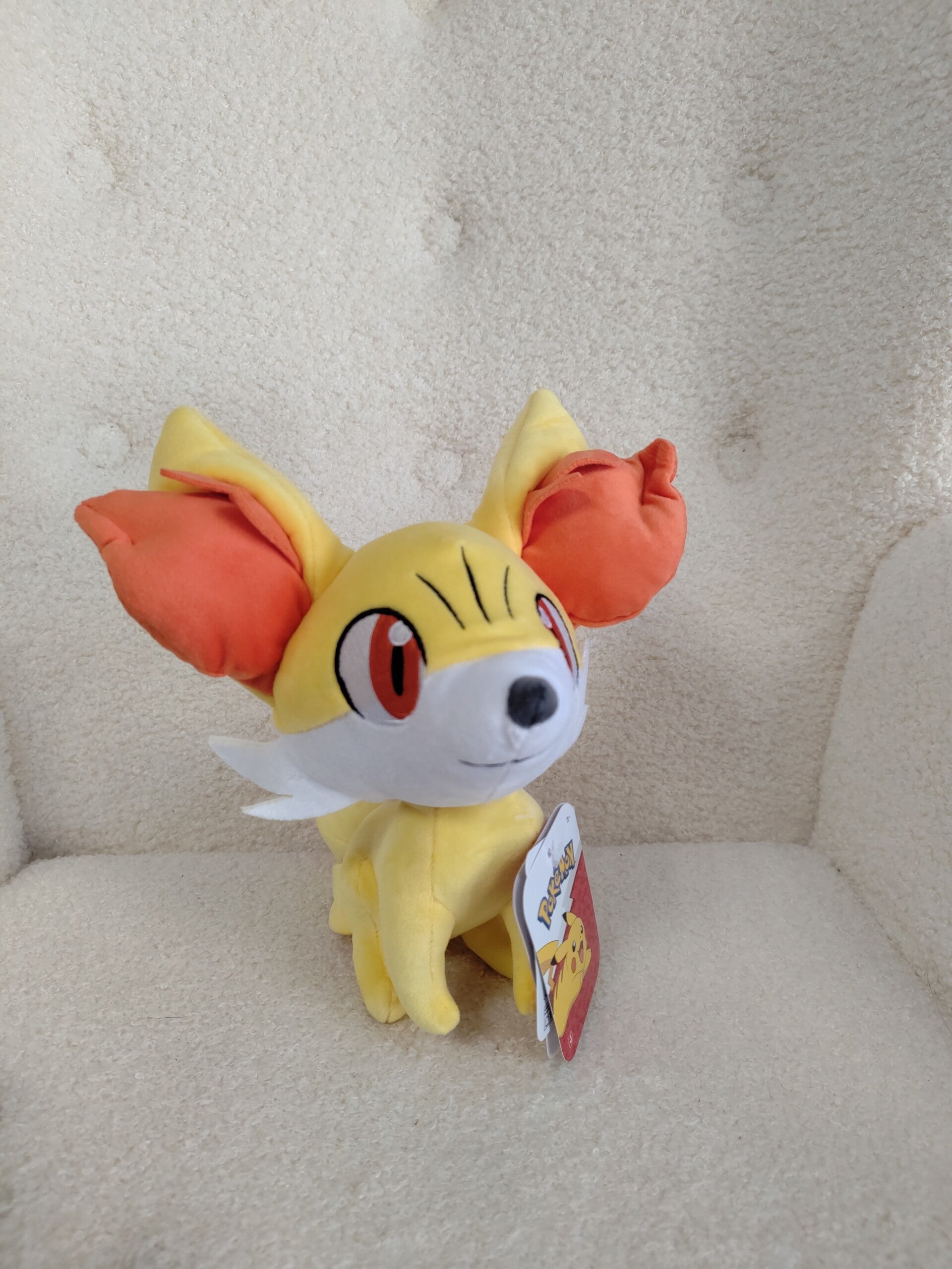 Peluche Pokemon Feunnec 20cm- 26,00€ TTC Casquette Pikachu- 24,50€ TTC Stock : 1