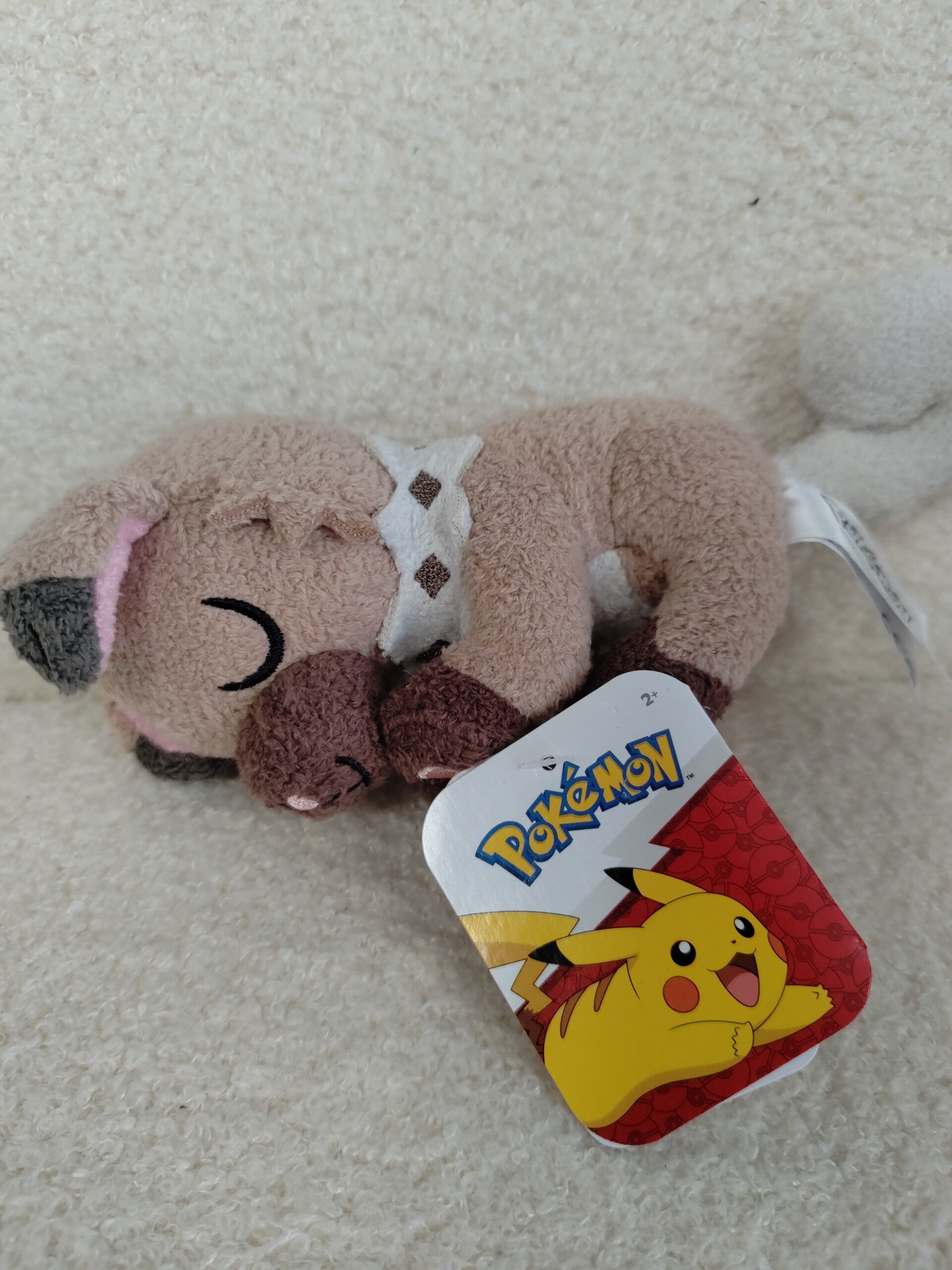 Peluche Pokemon Endormis Rocabot 13cm- 23,50€ TTC Casquette Pikachu- 24,50€ TTC Stock : 2
