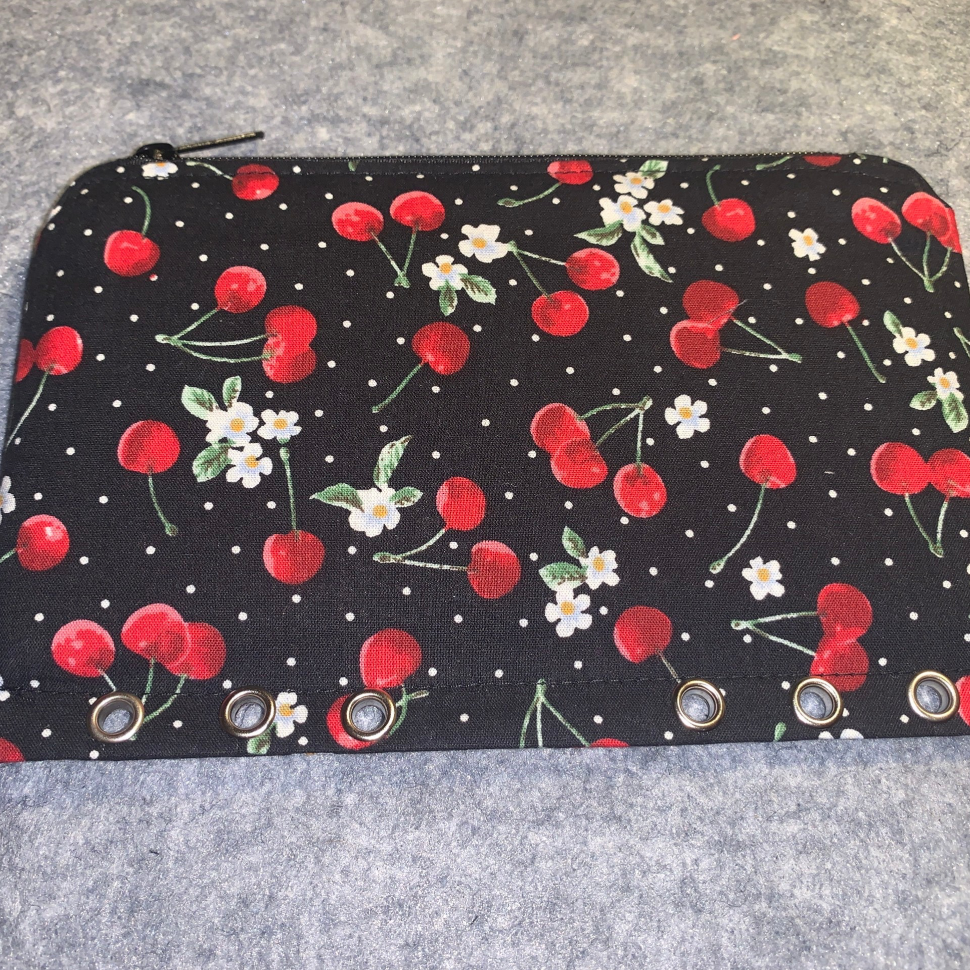 Bindertasche Kirschen auf schwarz [A6]