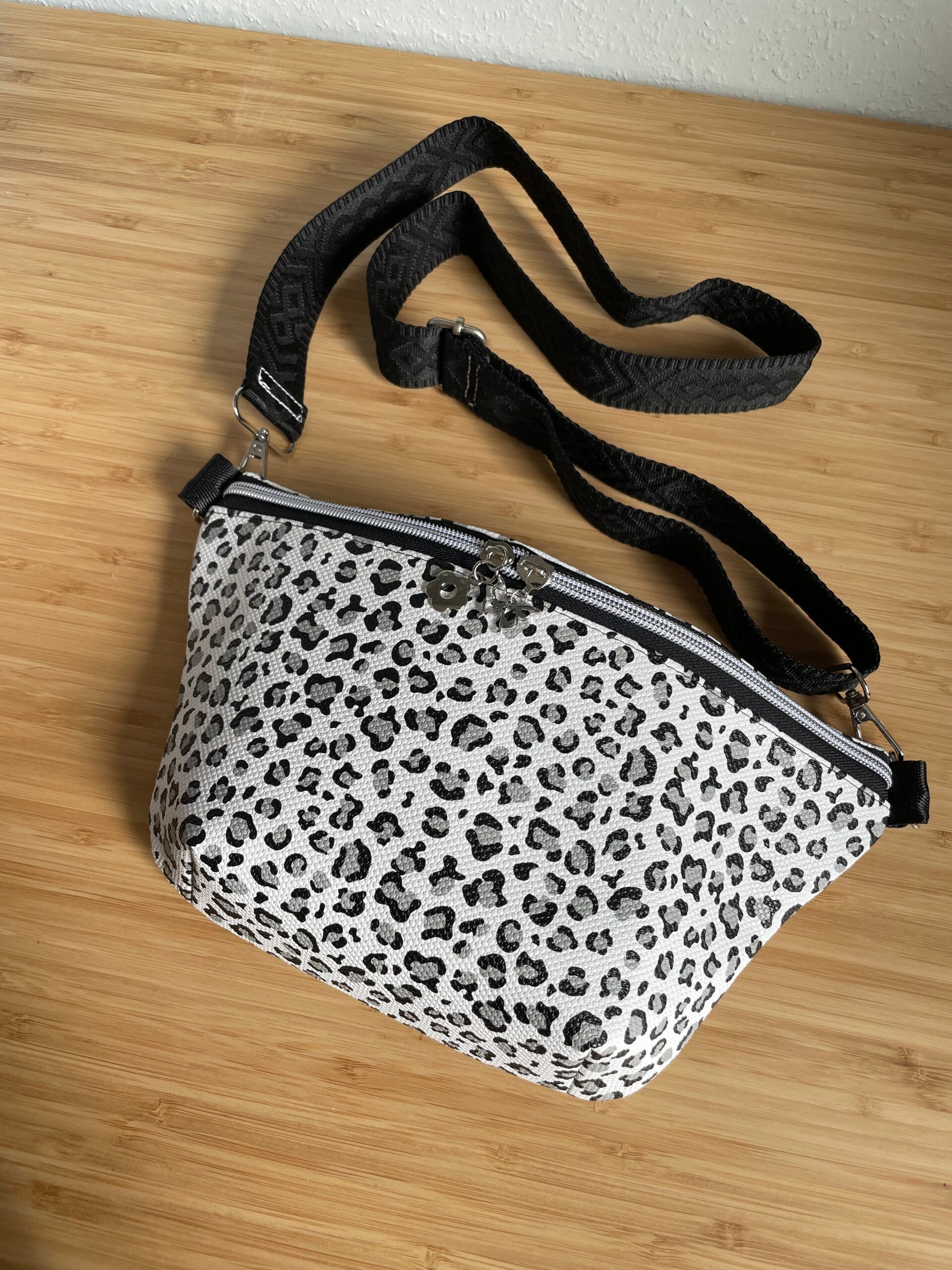Cross Body Bag / Bauchtasche Leo grau