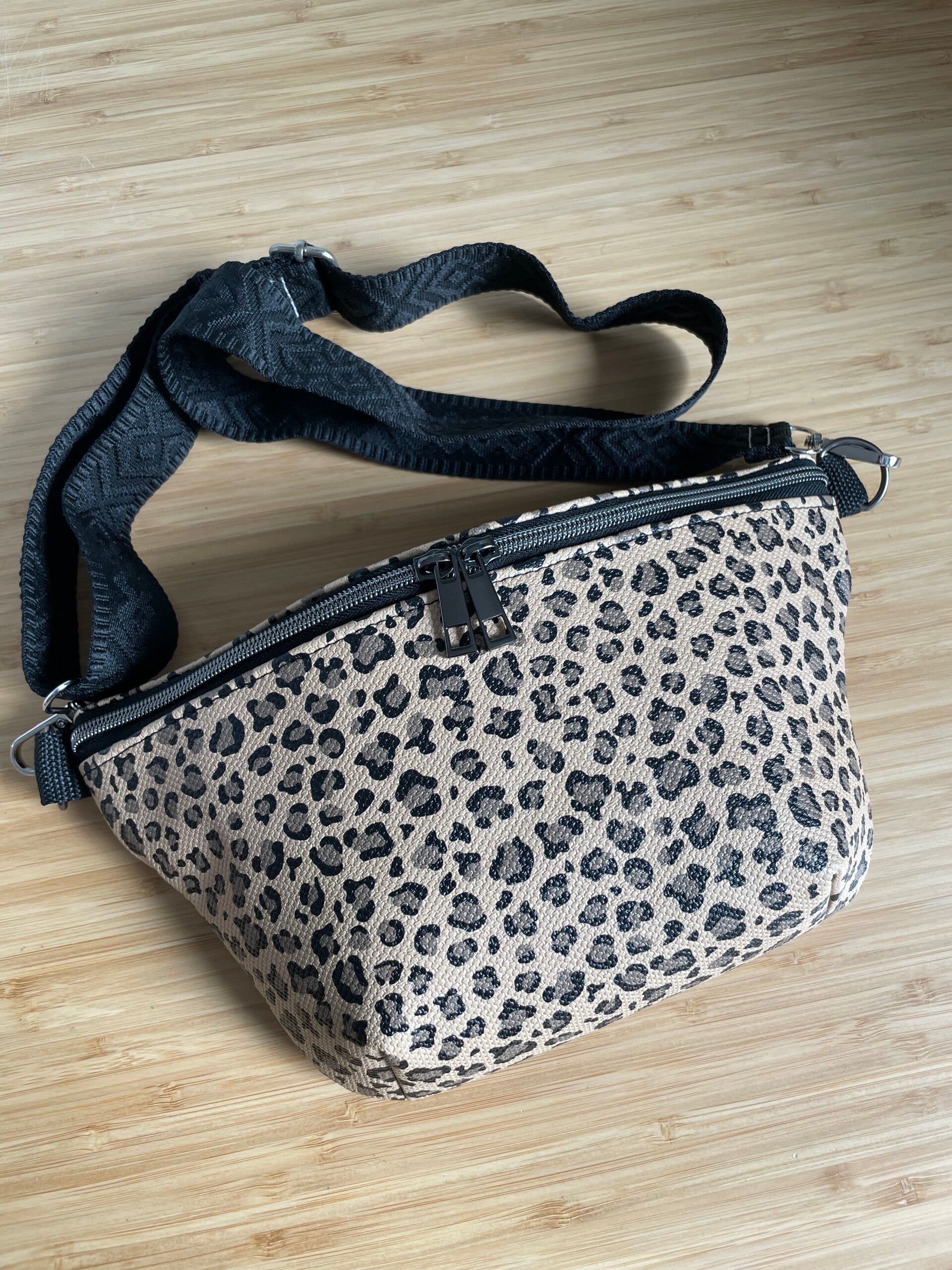Cross Body Bag / Bauchtasche Leo braun
