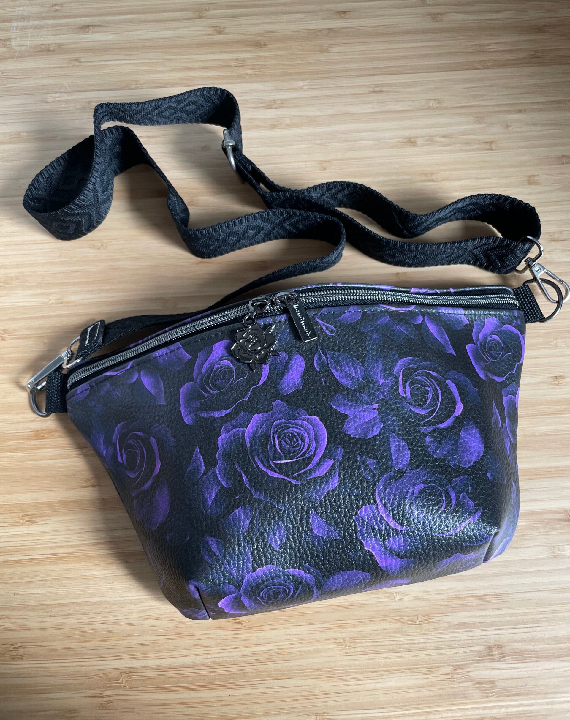 Cross Body Bag / Bauchtasche lila Rosen