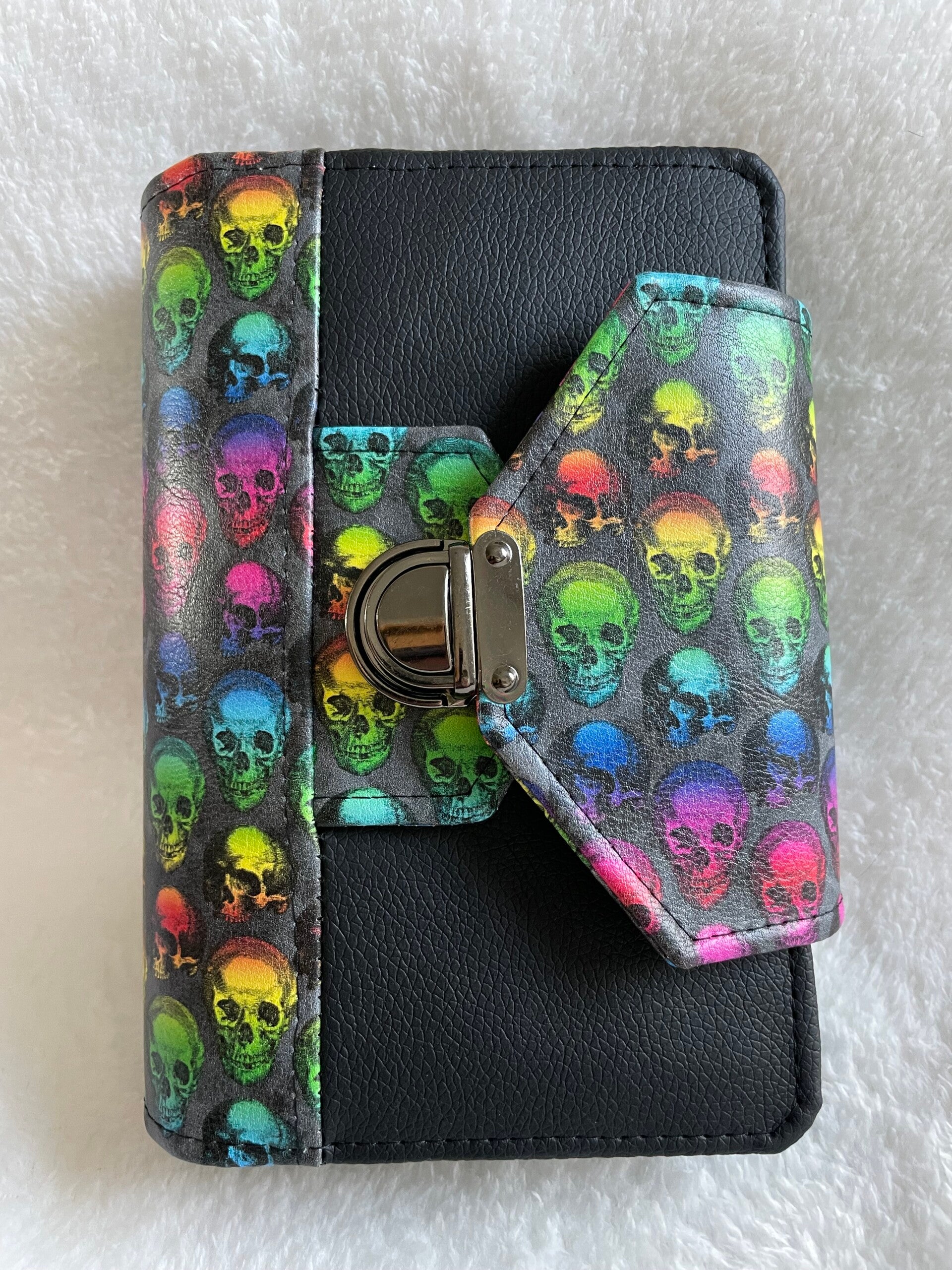 Binder Totenköpfe bunt [A6]