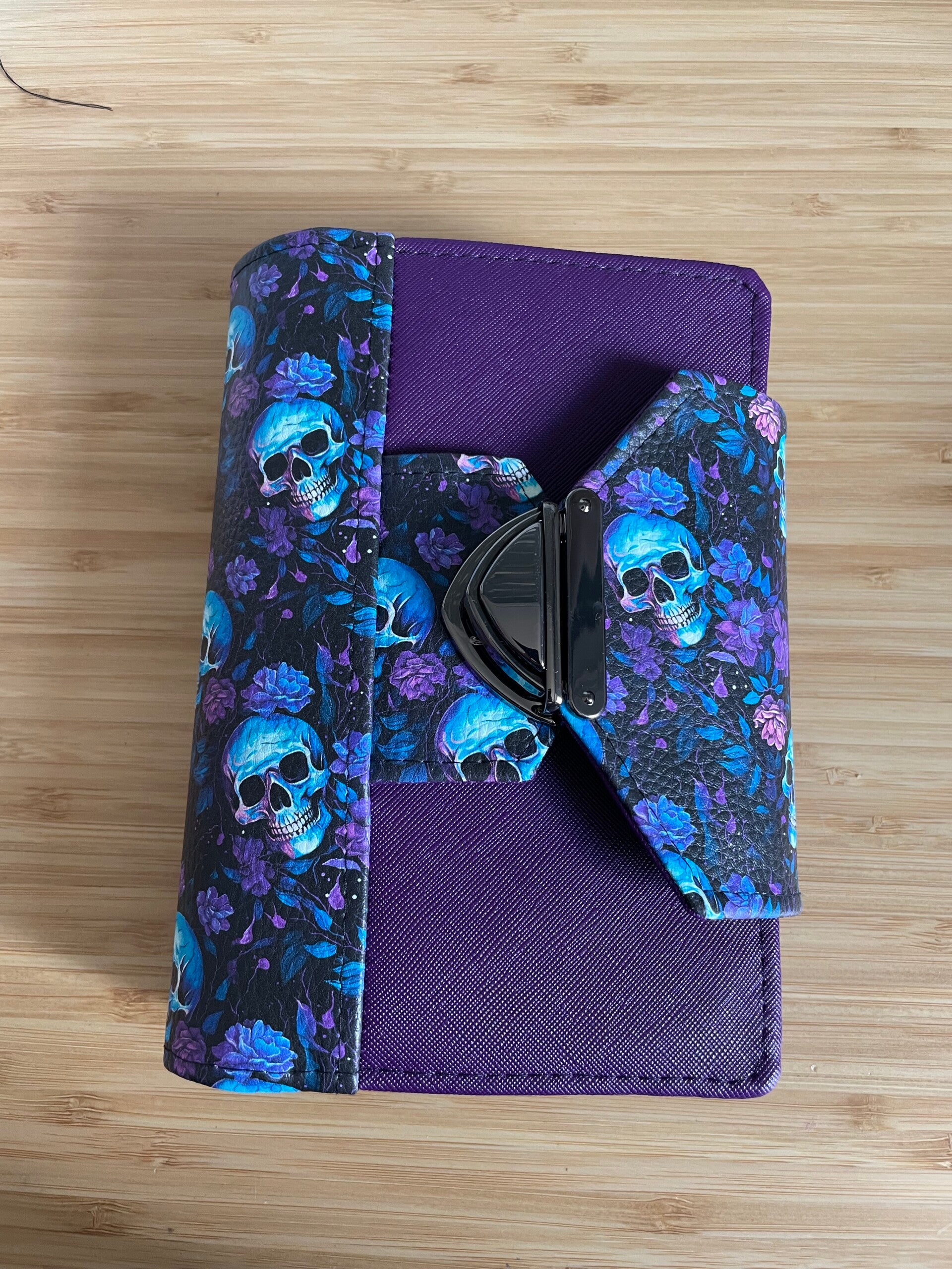 Binder Totenköpfe bunt [A6]