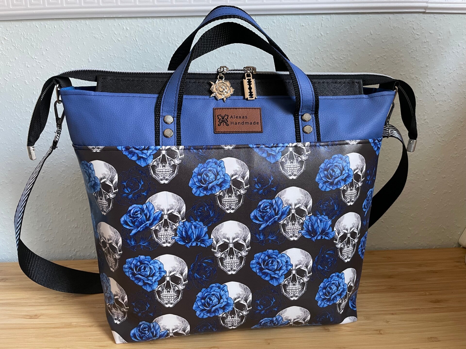 More Bag „Skull and Roses“ / Tasche / CrossBody / Einhorn