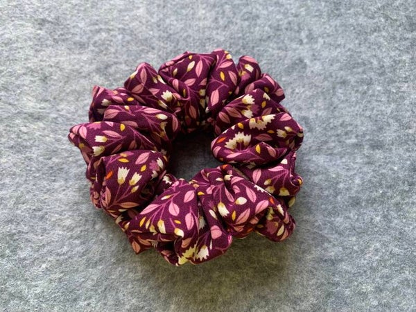 Scrunchie beere mit Blumen