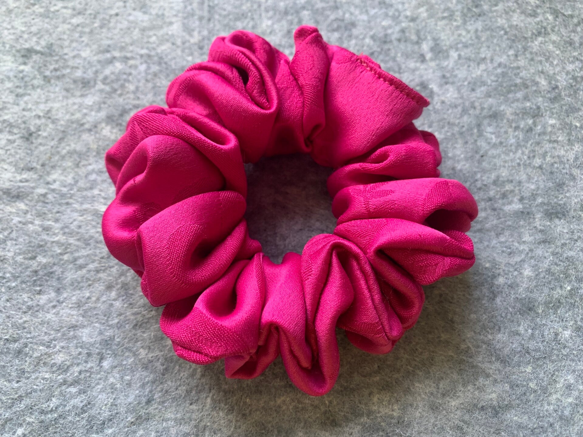Scrunchie dunkelpink mit BlumenStruktur