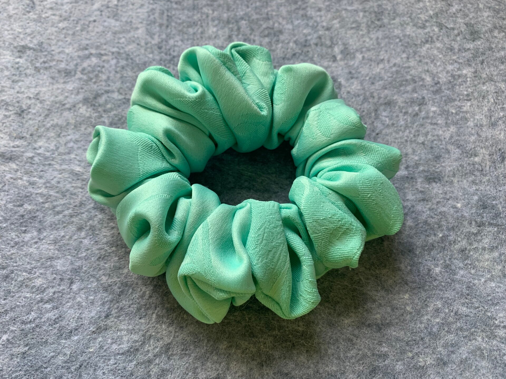 Scrunchie mint mit BlumenStruktur
