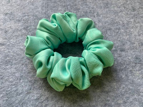 Scrunchie mint mit BlumenStruktur