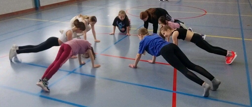 Kunstschaatsers tijdens droogtraining