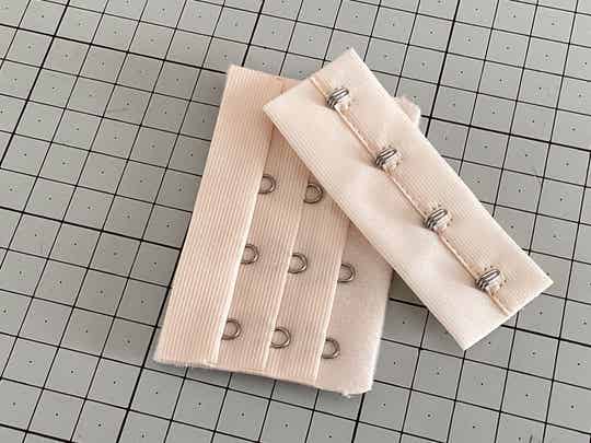 4x3 Pale peach 75mm hook and eye