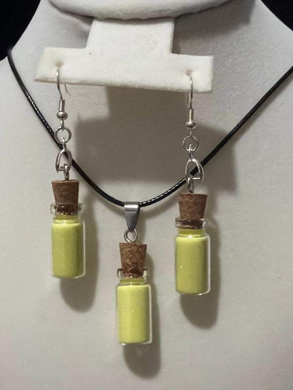 Necklace and earrings set light yellow