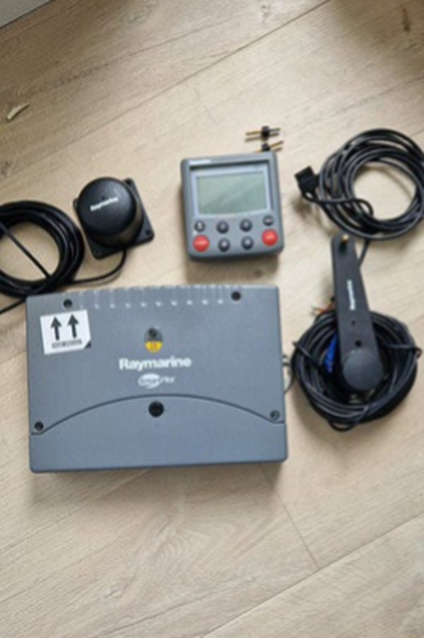 Kraftig Raymarine autopilot for seil og motorbåter