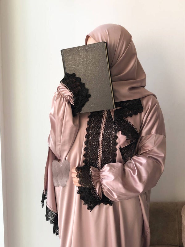 Soft Mauve Satijnen Gebedsjurk met Zwart Kant