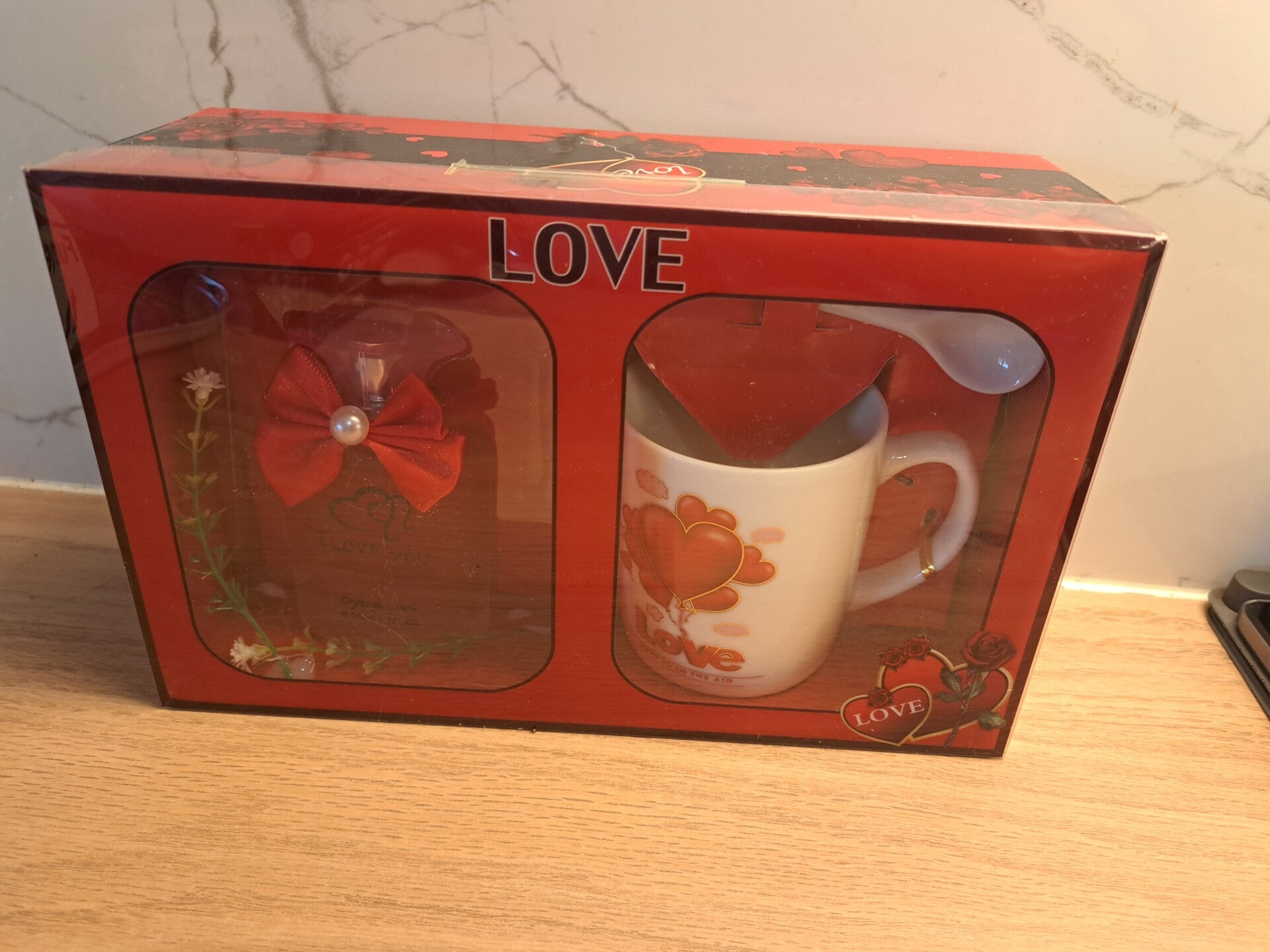 Coffret parfum et meug rouge