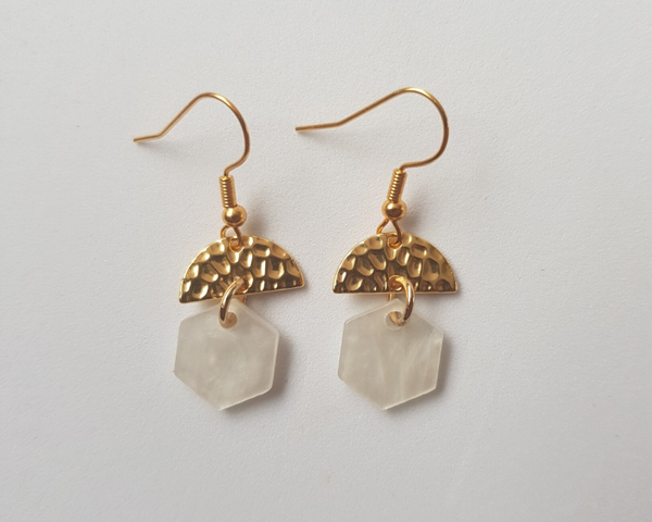 Handgemaakte goudkleurige oorbellen 6hoek