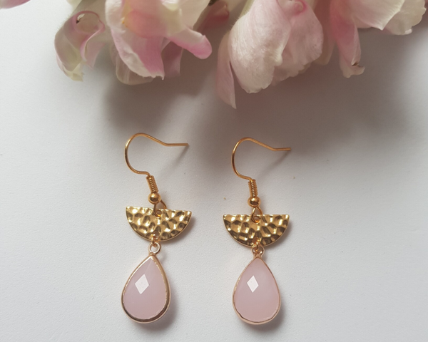 Handgemaakte goudkleurige oorbellen druppel