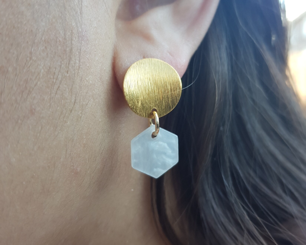 Handgemaakte goudkleurige oorbellen 6hoek