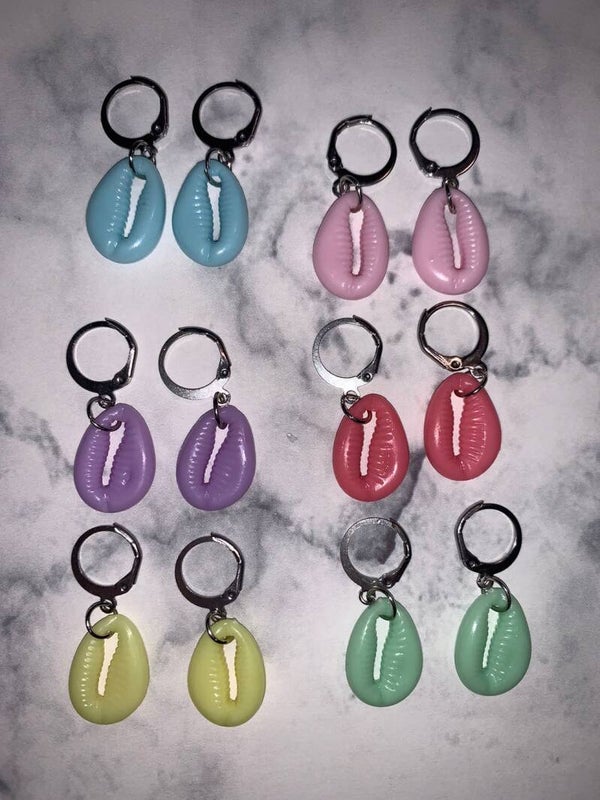 Schelpjes oorbellen gekleurd