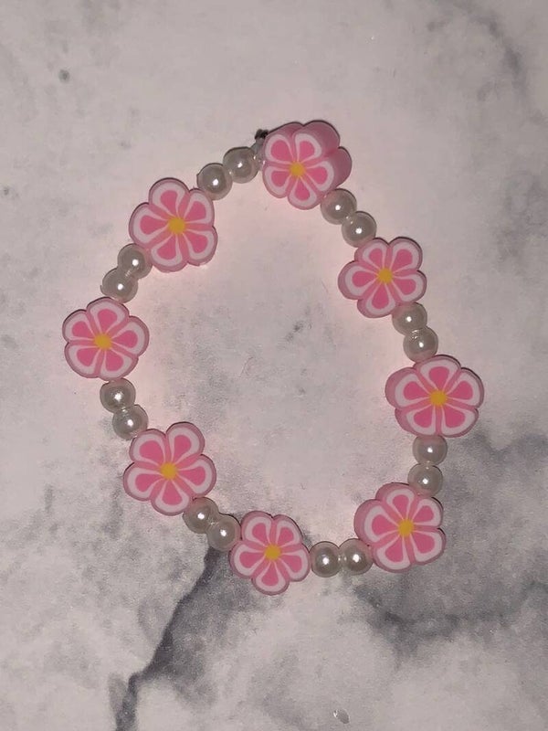 Roze bloemetjes armband met pareltjes